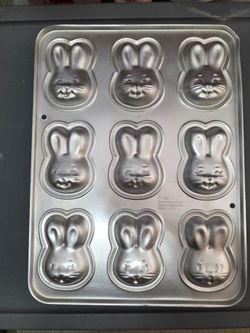 Wilton Easter Bunny Heads Shaped Muffin Cookie Brownie Cake Pan 1996 Vintage