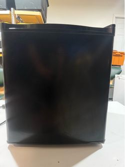 TITLE Black Mini Fridge Compact Refrigerator with Freezer – Clean & Works Great