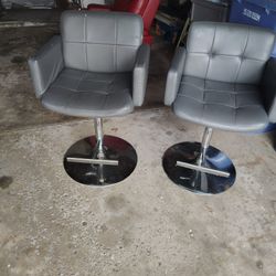 Hydraulic Bar Stools In Fair Condition 