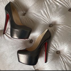 Christian Louboutin Glaze Chocolate Size 7 Or 37