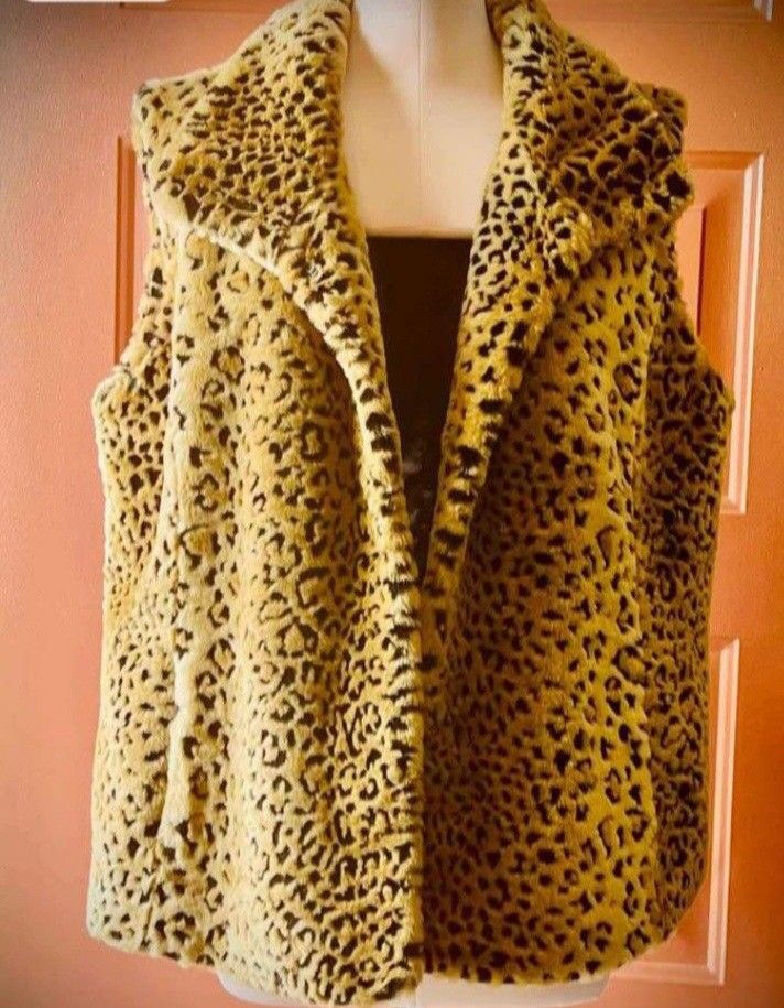 KRIS TENBLAKE LADIES FAUX FUR VEST. SIZE XL. LIKE NEW!
