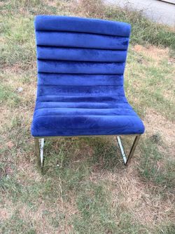 Se vende silla de terciopelo color azul ideal para oficinas salas o habitación por $35 precio firme