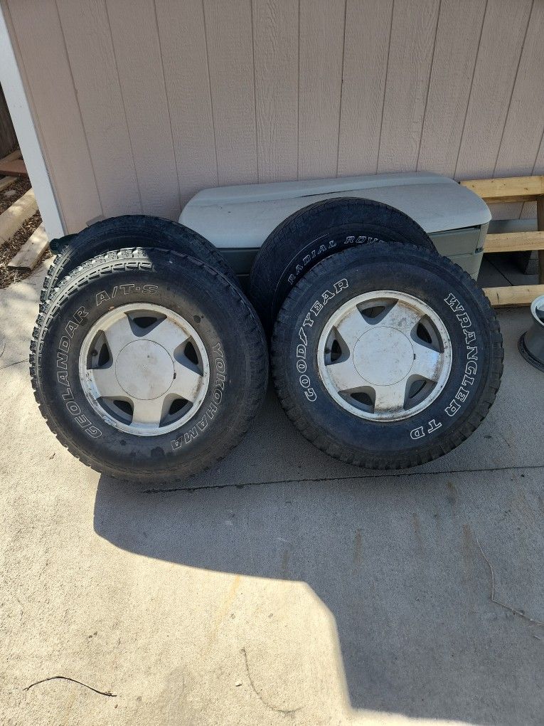 265/75 R16. ( 6 LUG ) Off Chevy Blazer