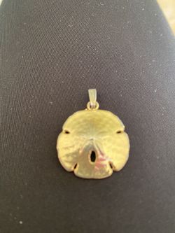 Sand dollar Pendant goldtone.