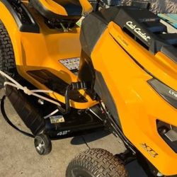 CUBE CADET GAS 42"IN RIDING LANW TRACTOR LIKE NEW 