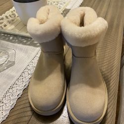 Women’s UGG SIZE  9 Brand New As Picture Shows 