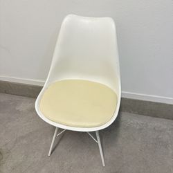 AESTHETIC WHITE CHAIR COMFORTABLE