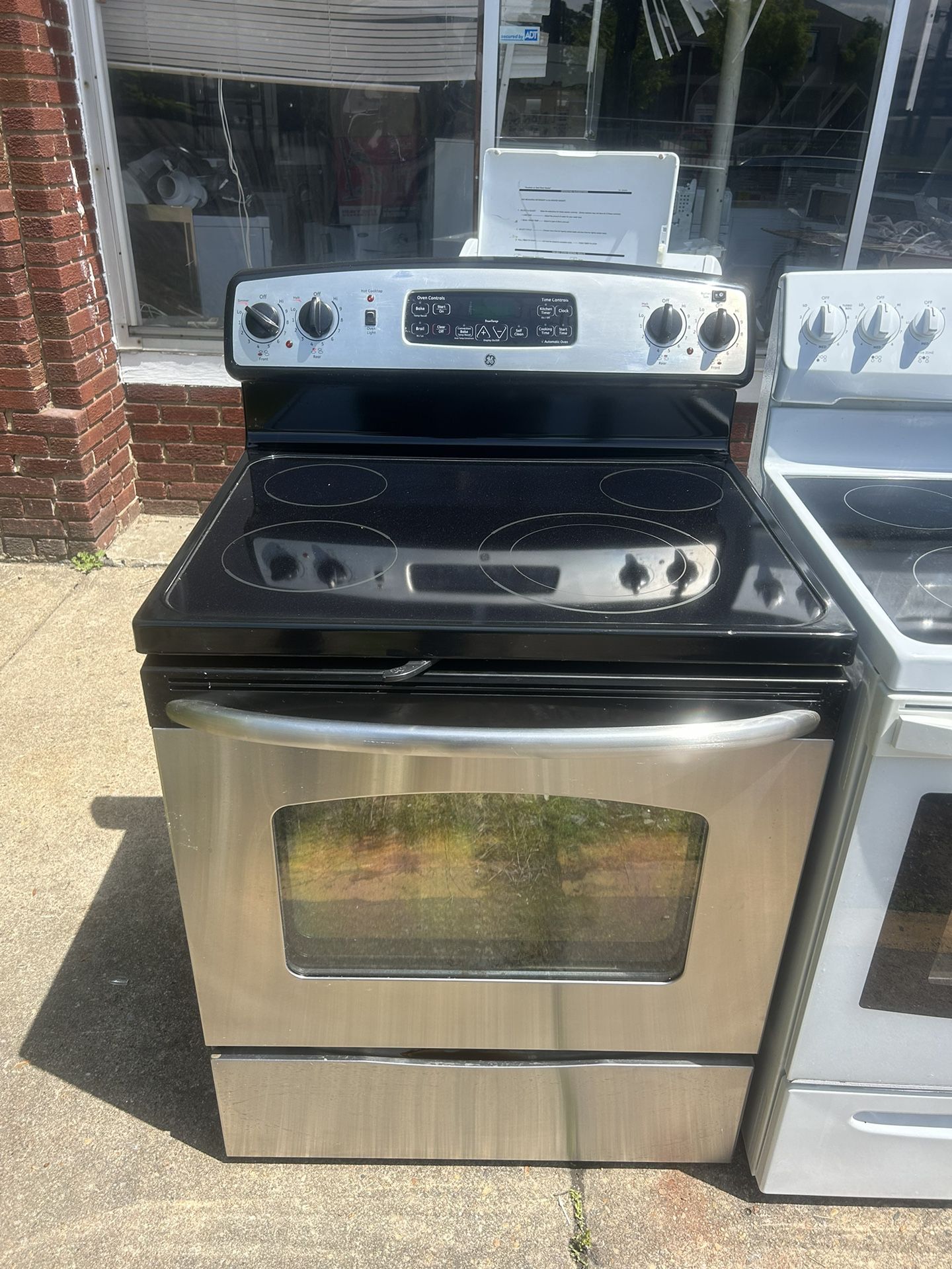 GE STAINLESS STEEL 30” electric stove.$275 delivered installed.$225 picked up.4 Month warranty