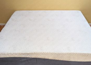 K,ing Size Memory Foam Gel M,attress (10") – Display Model, Never Used. Free same-day delivery.