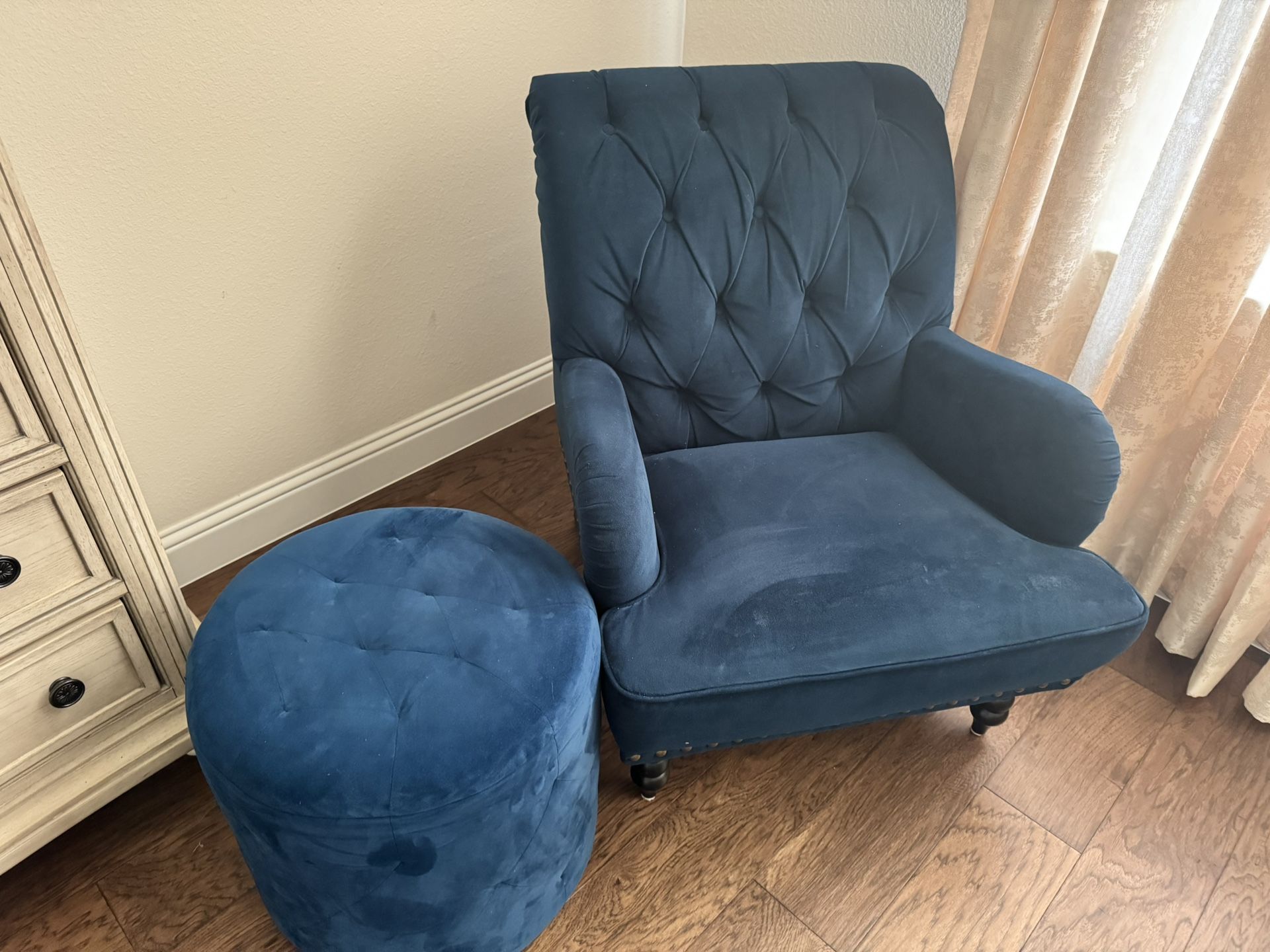 2 Accent Chairs And Ottoman 