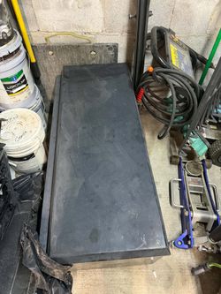 Toolbox size  46 in long x17 in wide no key