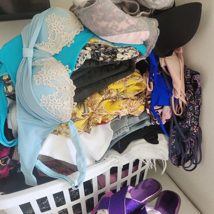 Huge Pile Of Women's/Teen Clothing 