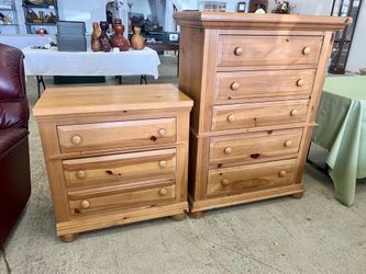 Broyhill Country Knotty Pine Dresser/ Dresser Drawers Solid Wood / 1 Nightstand 
