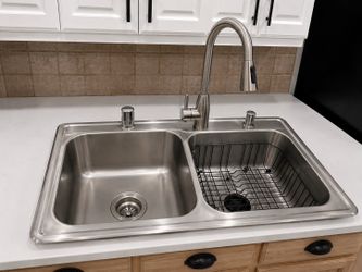 Stainless Steel Double Bowl Kitchen Sink w/ Pull-Down Faucet – Great Condition