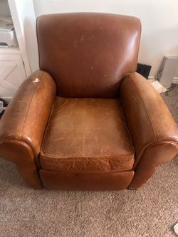Great leather chair with extended leg rest