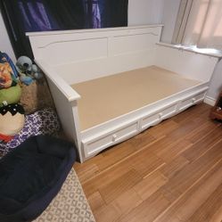 Twin Bed with Drawers (white) in great condition