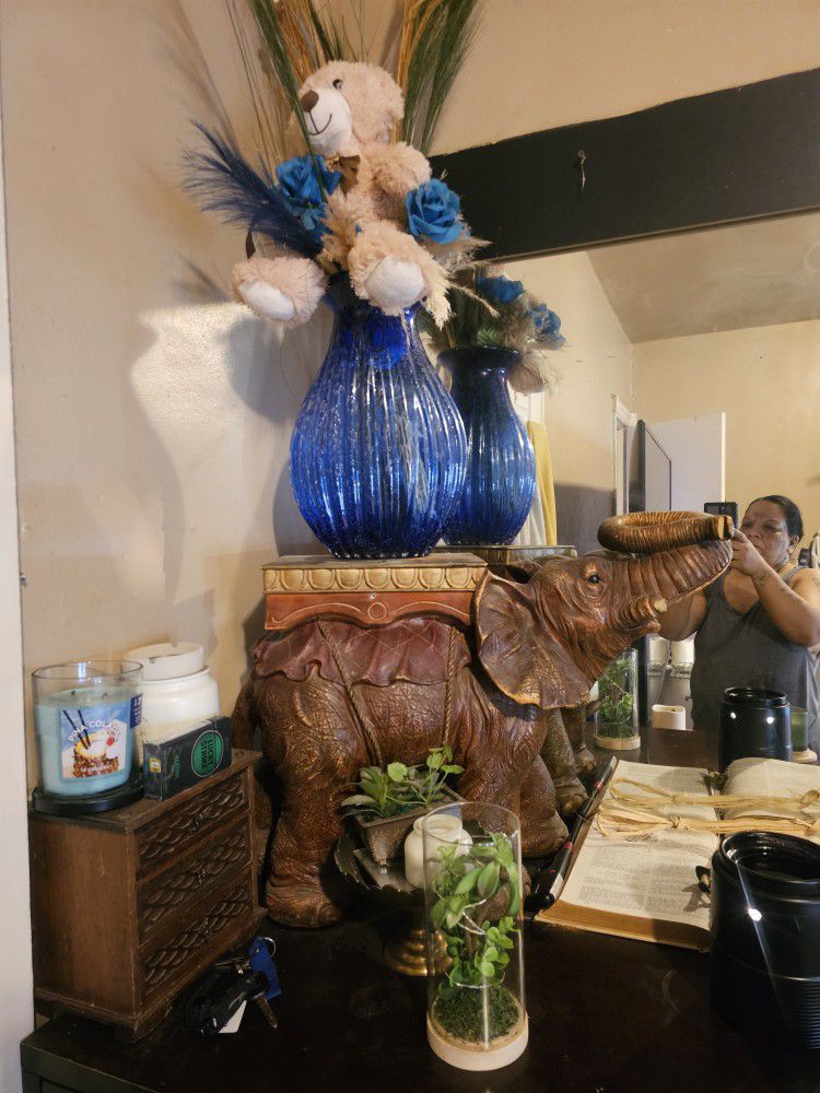 Wooden elephant.
Vas flower vase as you see