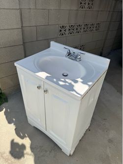 Bathroom vanity white