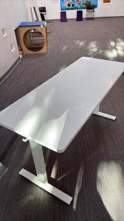 Almost new electric standing desk