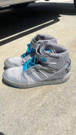 Size 10 high top Adidas Tennie shoes