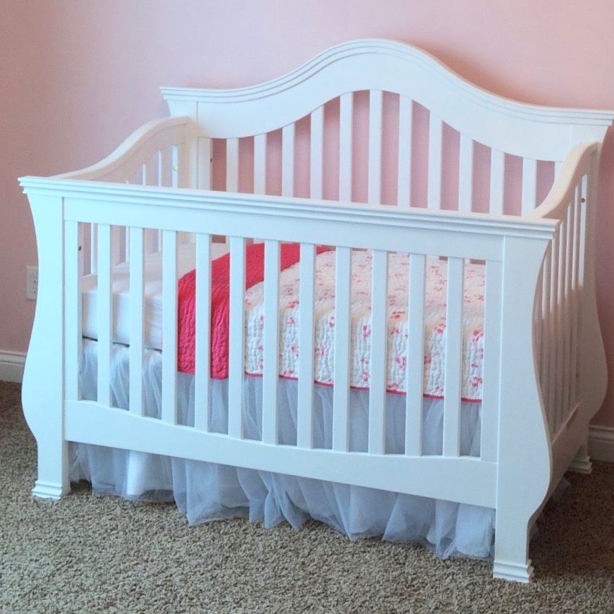 Crib and dresser/changing Table Combo
