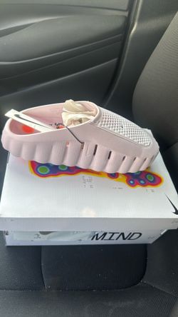 Nike Mind Women size 9 Pink