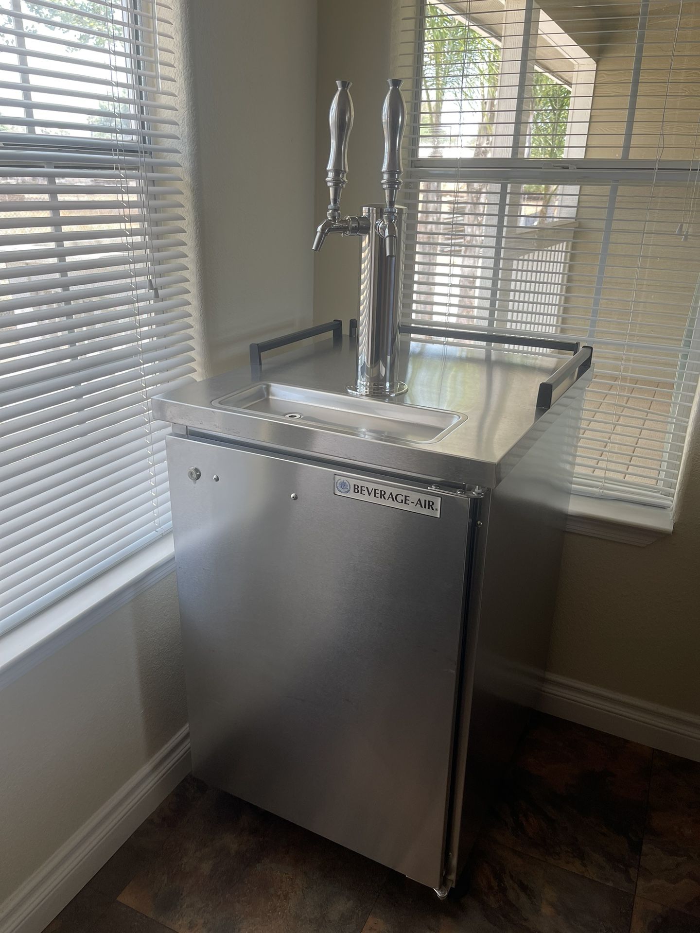 Kegerator LIKE NEW for Sale in Riverside County, CA OfferUp