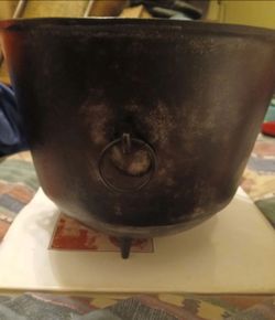 Wagner #8 cast iron 3 leg  bean pot
