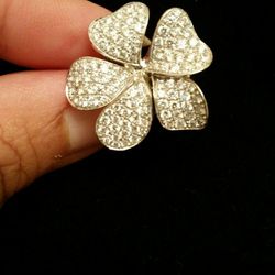 Beautiful floral diamond ring