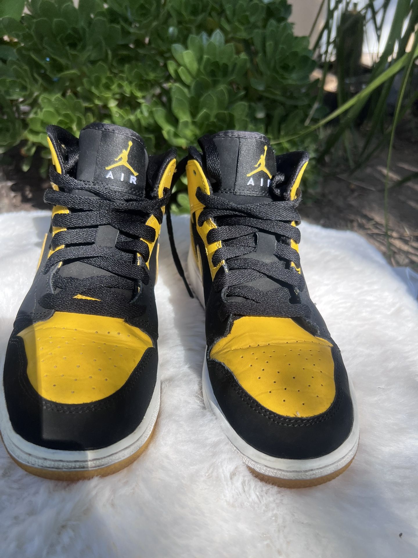 NIKE AIR JORDAN 1 MID