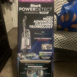 Shark PowerDetect Upright Vacuum
with DuoClean Detect Technology &
Self-Cleaning Brushroll