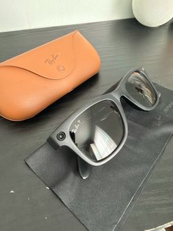 Ray-Ban Meta Smart Glasses with Case