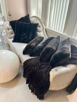 Elegant Tufted Chaise Lounge / Daybed - Great Condition