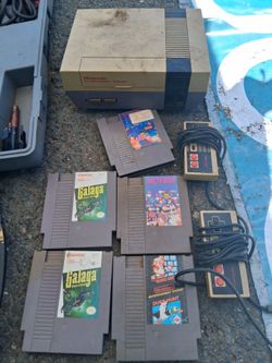 Nintendo nes system 5 games controllers