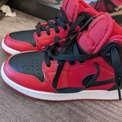 Size 4Y Air Jordan mids