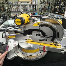DEWALT COMPOUND SLIDING SAW 