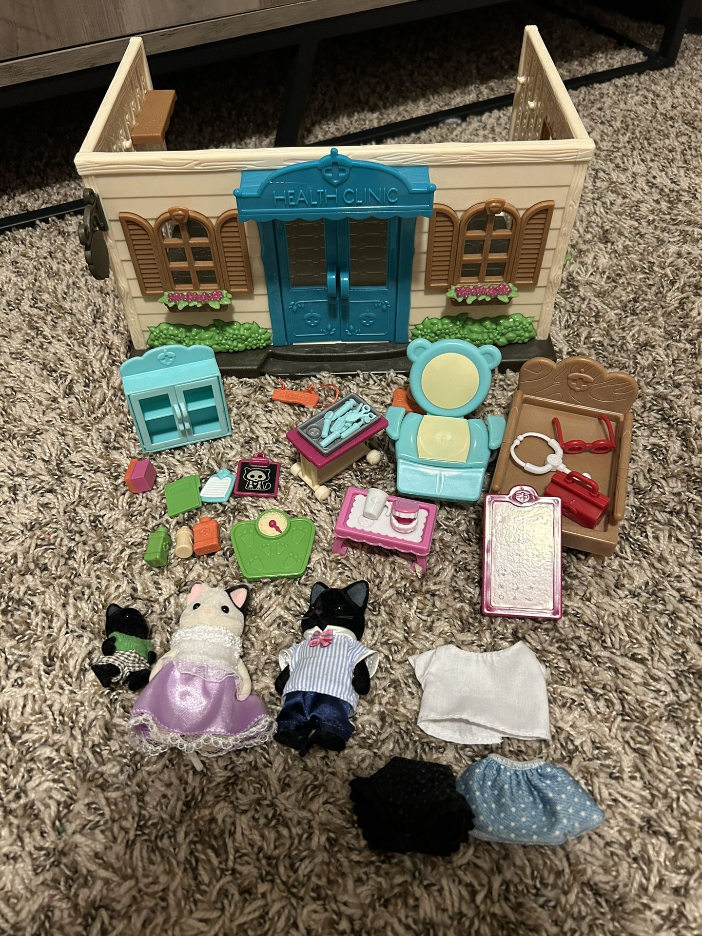 Calico Critters Walk-in Health Clinic with Accessories and Dolls