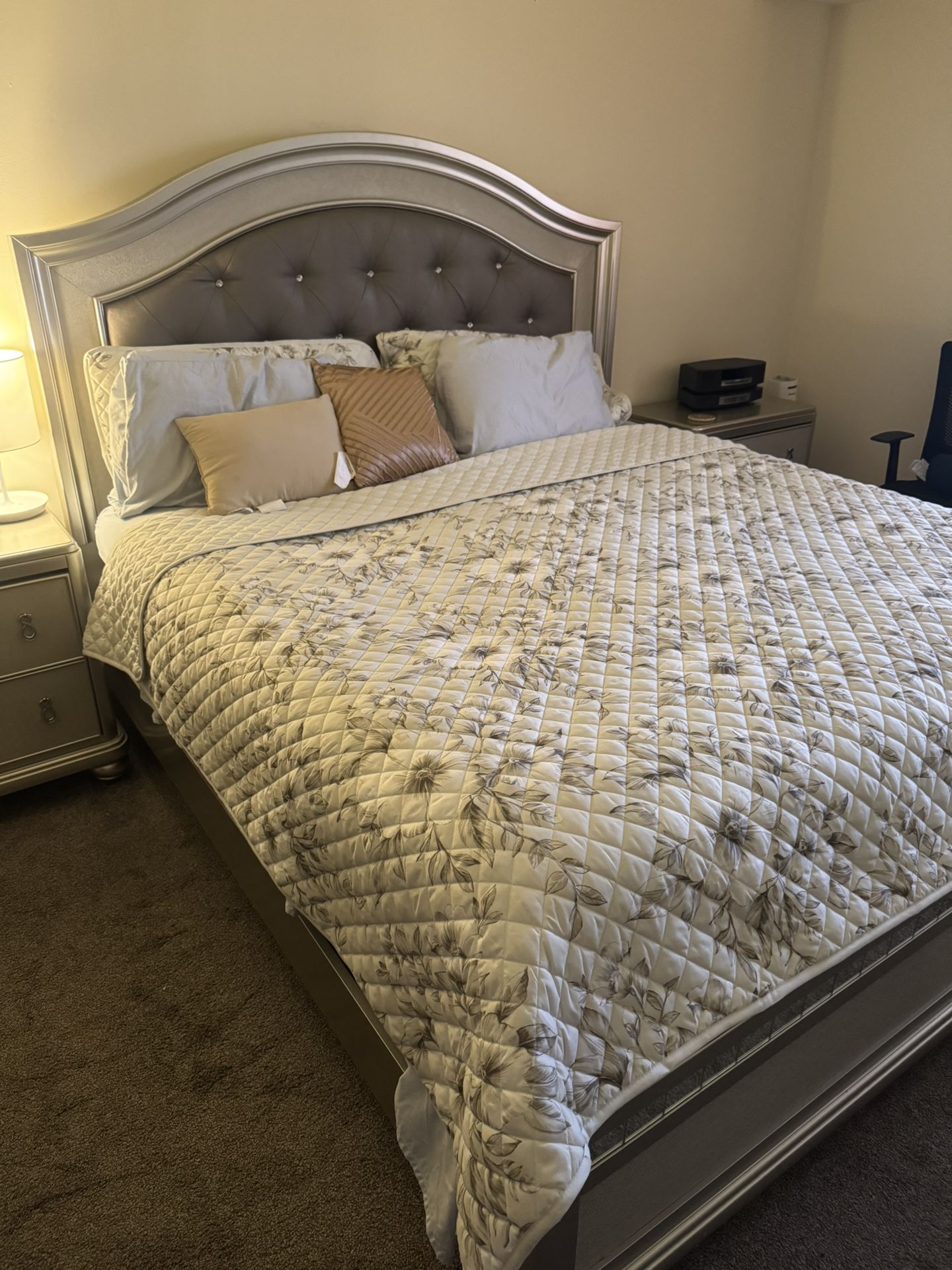 Queen Size Bed Set with 2 Nightstands & Dresser