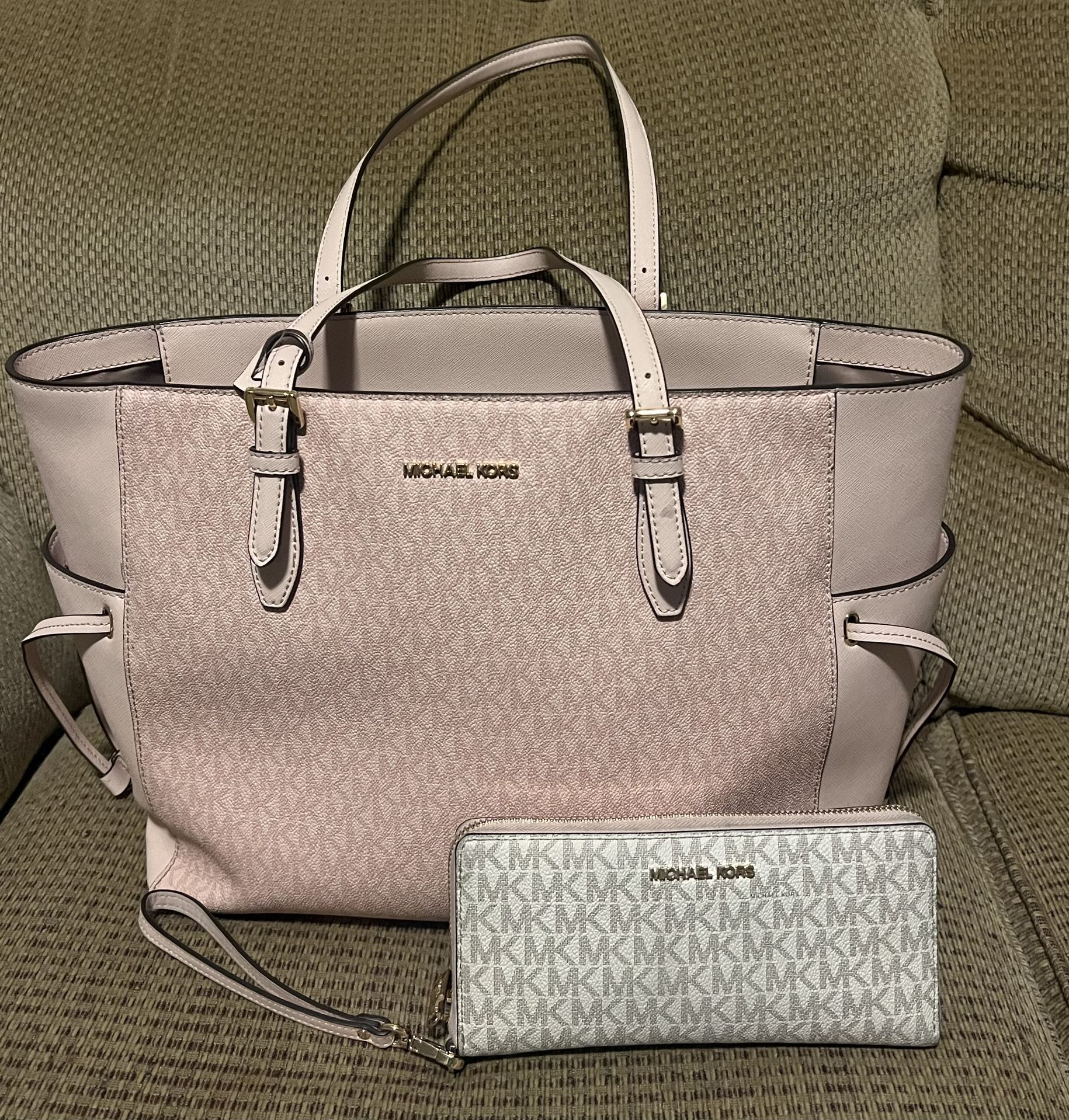 Authentic Michael Kors purse In Great Used Condition With Matching Wallet