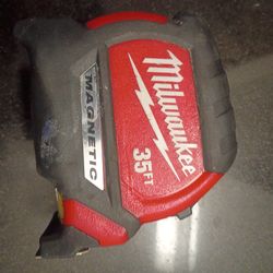 Milwaukee 35 feet tape measure