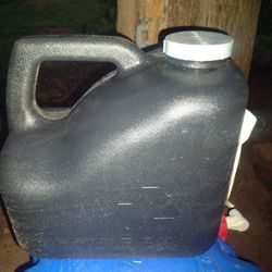 gallons plastic oil resicle 