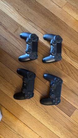 4 PS4 Controllers