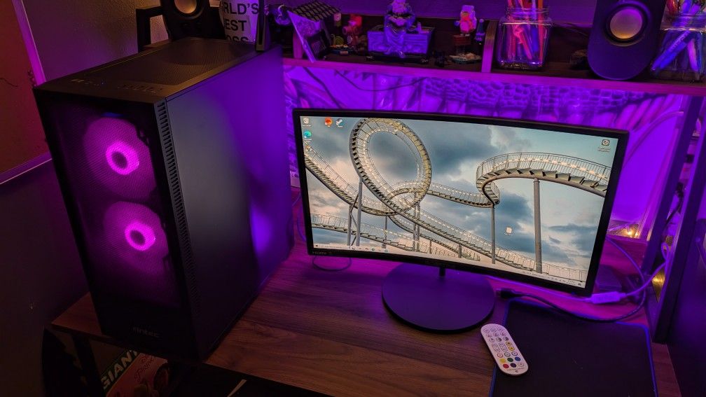 PC WITH CURVED MONITOR
