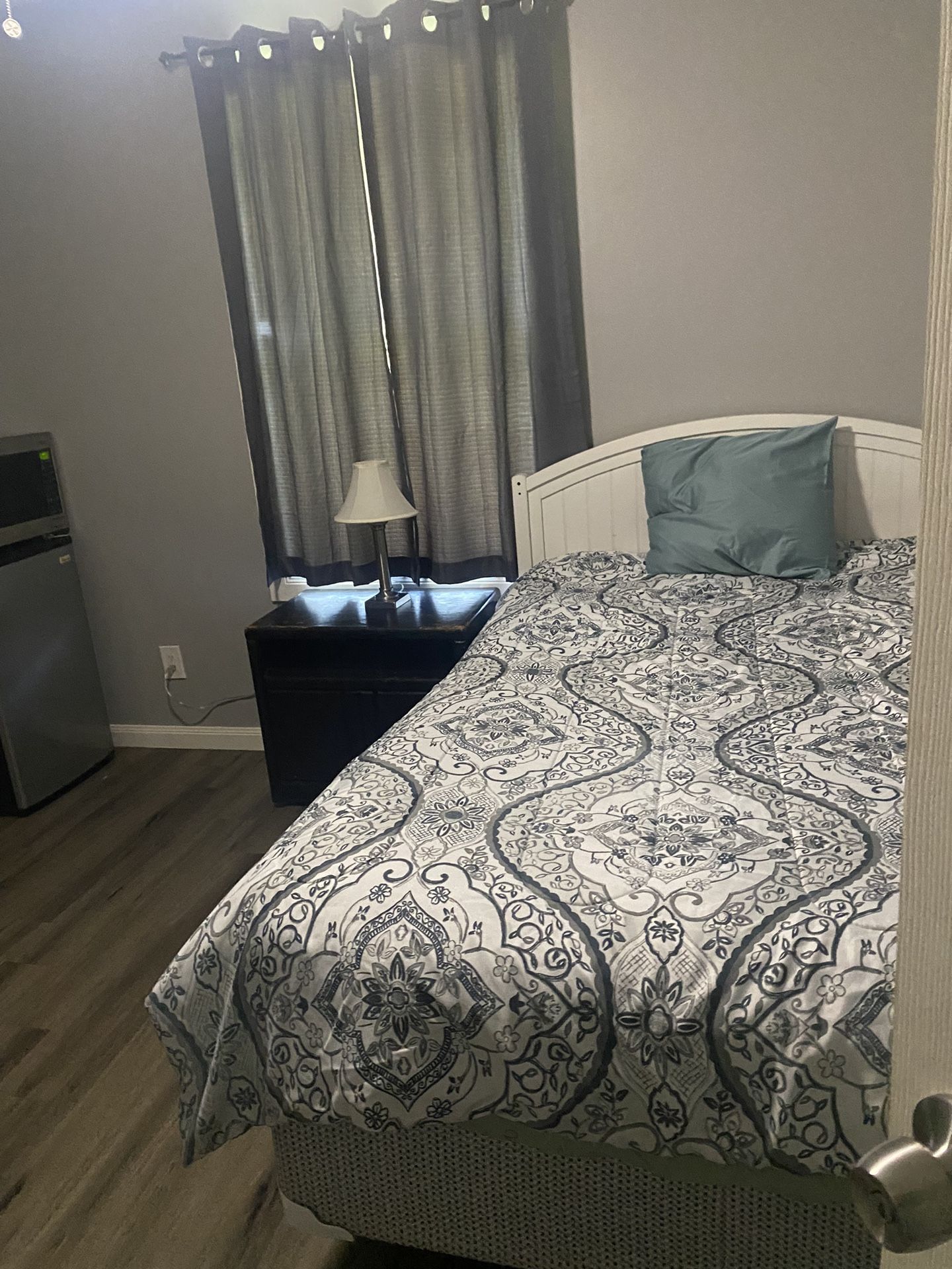 Se Al Alquila Cuarto