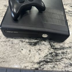 Xbox 360 with Controller 