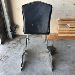Quick release sissy bar