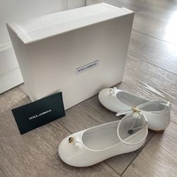 Dolce Gabbana Toddler White girl’s shoes - Patent leather ballet flats with metal DG logo.