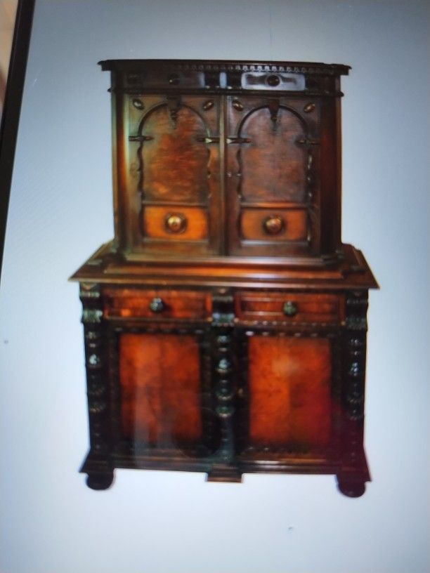 AMERICAN ELIZABETHAN REVIVAL WALNUT CANINET