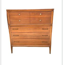 Mid Century Modern Broyhill Forward Highboy Dresser 

 40” wide x 18” deep x 44.5” high

A nice looking highboy chest of drawers from Broyhill