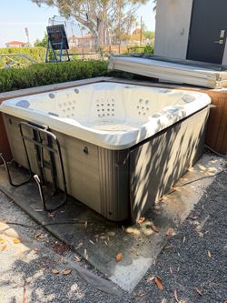 2019 Aquaterra Fairfax NL Hot Tub – Low Use, Cleaned & Ready